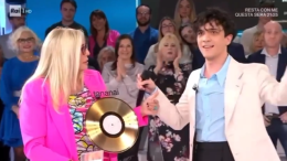 Venier commossa per il gesto di Tananai, le regala il disco d'oro