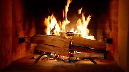 Cade nel camino acceso, 80enne muore in casa mentre il marito era a fare legna