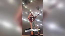 M&aring;neskin, Victoria compie gli anni. Damiano le tira una torta in faccia