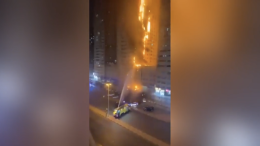 Palazzo in fiamme negli Emirati Arabi: la facciata divorata dal fuoco