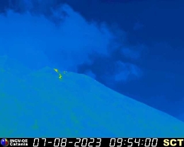 Stromboli, l'eruzione non si ferma: lava anche fuori dalla terrazza craterica