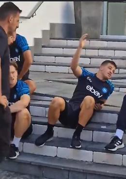 Polveriera Napoli: Osimhen arriva e ignora i compagni