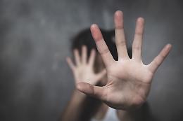 Picchia e minaccia la compagna con un coltello: arrestato dopo la segnalazione su YouPol