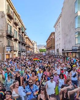 Palermo Pride, in 15 mila in corteo per rivendicare i diritti delle persone lgbtqia+