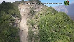 Zafferana, il costone si sta sbriciolando: il video dal drone è impressionante, allontanati due turisti