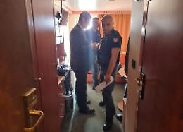 Lo scandalo della nave che doveva ospitare i poliziotti per il G7 in Puglia: sporca, senza climatizzori e nel degrado