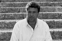 Gaetano Savatteri, alias "Mister M&agrave;kari", e il suo legame con la Sicilia: &laquo;Nel bene e nel male siamo l'Italia al cubo&raquo;