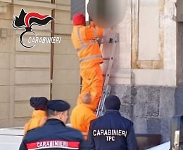 Insegne pubblicitarie di un B&amp;B su un edificio storico in piazza Stesicoro: rimozione e denuncia