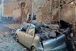 Vecchia abitazione crolla ad Adrano: auto schiacciata e tragedia sfiorata per donna e bambini