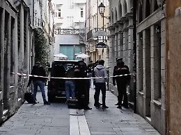 Donna trovata morta in casa a Trieste con taglio alla gola