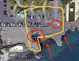 Voragine in piazza del Tricolore, c'&egrave; il rischio di nuovi crolli ma il "popolo del selfie" ignora cartelli e transenne