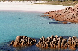 La sabbia rosa di Budelli venduta on line, ira degli ecologisti