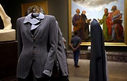 Armani, gli abiti dello stilista in mostra tra le opere alla Pinacoteca di Brera: a Milano arte e moda &laquo;per Amore&raquo;