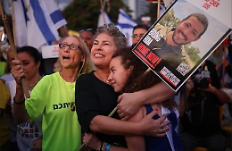 Hamas consegna gli ostaggi israeliani: rilascio in due fasi, i primi già affidati alla Croce Rossa