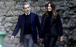 Francia, l'ex presidente Sarkozy entra in carcere: i fedelissimi intonano la Marsigliese 