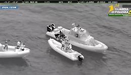 Blitz in mare aperto: recuperati  oltre 650 kg di droga al largo di Marsala, cinque persone fermate 