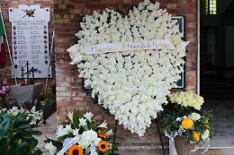 I funerali a Bellaria Igea Marina di Evan Oscar Delogu: centinaia di persone, cuore di rose bianche e rito ortodosso