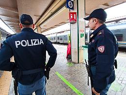 Aggredisce il padre e poi gli agenti di polizia: 37 arrestato alla stazione di Messina 