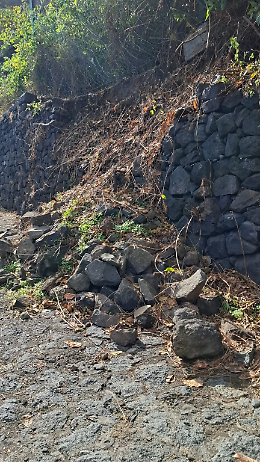 Allarme frana alle Chiazzette: muretto a secco crollato mette a rischio l'ingresso della riserva La Timpa