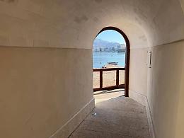 Vandalizzata a Trapani la Porta sul Mare: "764" e stella capovolta sul muro restaurato della Porta sul Mare