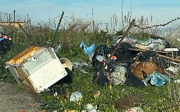 Gettavano rifiuti per strada e hanno formato una discarica abusiva: rinviati a giudizio 15 abitanti del quartiere Fontanelle ad Agrigento