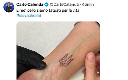 Un tatuaggio pro-Ucraina di Calenda fa scoppiare l'incidente diplomatico con l’ambasciata russa