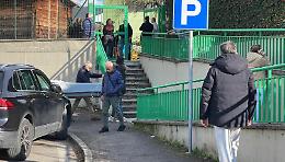 Tragedia ad Arezzo: bimbo di 2 anni muore impigliato nel giardino dell'asilo, indagini in corso