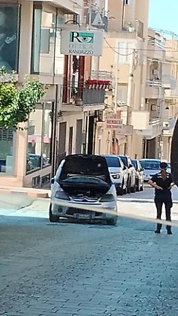 Comiso, auto in fiamme in via Generale Amato