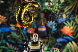 Ciarlatani: il teatro delle maschere tra palcoscenico e set