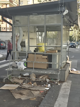 Catania, Corso Italia: l’ex chiosco dei fiori trasformato in discarica