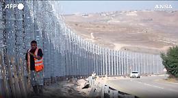 Israele sta costruendo dei muri al confine con il Libano. Le immagini
