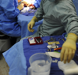 Pinza "dimenticata" nella pancia dopo intervento, la paziente: «Farò causa»