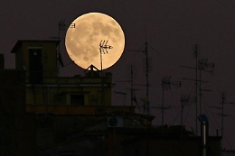 Tutti col naso all'ins&ugrave;: c'&egrave; la super Luna gigante la notte del 4 dicembre