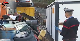 Aveva trasformato l'officina meccanica in una discarica non autorizzata di mezzi dismessi, denunciato un uomo di 53 anni