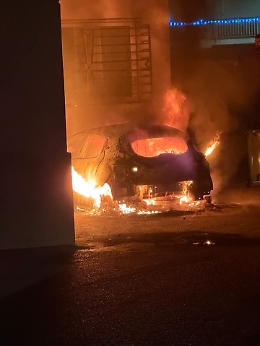 Bruciata l&rsquo;auto del parroco nel cortile della chiesa