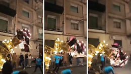 Paura a Patern&ograve;, la varetta dei panettieri si spezza durante la processione di Santa Barbara: il video