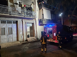Stufa a gas malfunzionante provoca un incendio, "nonnina" salvata nel Catanese 