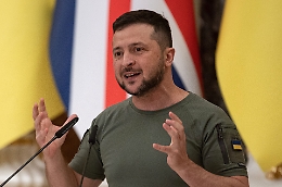 Zelensky a Londra per un vertice con Starmer, Macron e Merz e poi sar&agrave; a Roma