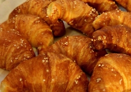 Assalto al furgone delle colazioni: rapinatori in fuga, un arresto 