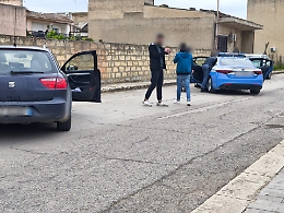 Acate, imbratta muro e cerca di accoltellare poliziotto: arrestato un senegalese