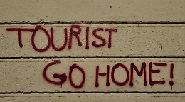Scritte "Tourist go home" spuntano sui muri di Catania: sar&agrave; mica colpa della gentrificazione? 