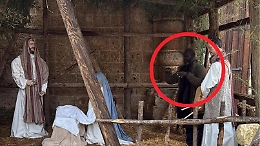Si finge figura del presepe per sfuggire all'arresto: scoperto dal sindaco 