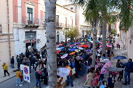 Comiso, ombrelli capovolti per aspettare le nocciole