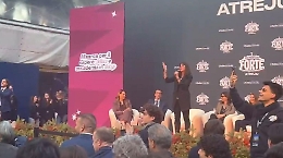 Contestata dagli studenti ad Atreju, la ministra Bernini replica dal palco: &laquo; Siete dei poveri comunisti&raquo;. Ma si confronta (video)