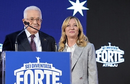 Ad Atreju, Meloni porta sul palco Abu Mazen: l&rsquo;Italia si accredita come ponte nel Mediterraneo