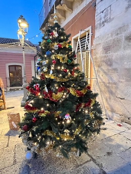 Ladri del Natale a Comiso, ma la comunit&agrave; lo fa subito rivivere