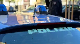 Segnalazione dei vicini per l'odore nauseabondo: nel cortile di via La Farina trovato il cadavere di una donna