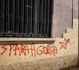 &laquo;Spara a Giorgia&raquo;: scritta contro la premier firmata dalle Br nel Varesotto, indaga la Digos
