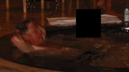 Epstein, il Dipartimento di Giustizia Usa pubblica foto e documenti: immagini con Woody Allen, Bill Gates. E Clinton in vasca da bagno