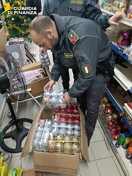 Sequestrati oltre 13mila prodotti non sicuri a tema non natalizio, operazione della Gdf di Ragusa